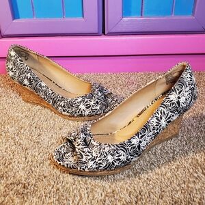 DexFlex Comfort by Dexter Black & White Floral Open Toe Wedges - Size 9W NWOT